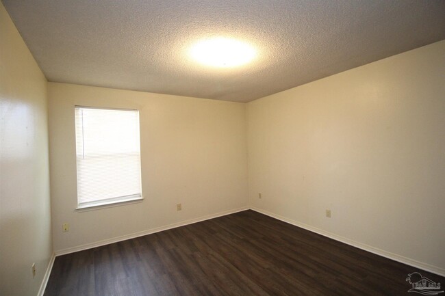 Building Photo - 420 Oak Knoll Ln