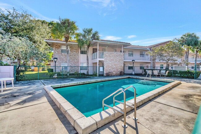 Building Photo - 8431 Royal Palm Blvd