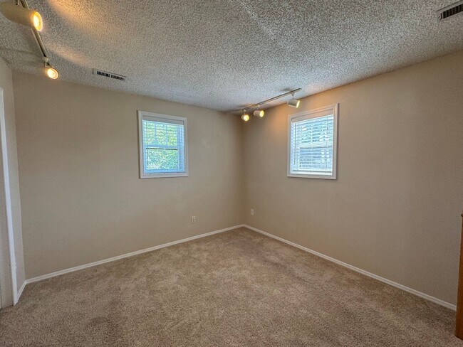 Building Photo - ***$500 off 1st Months Rent!***Well Kept H...