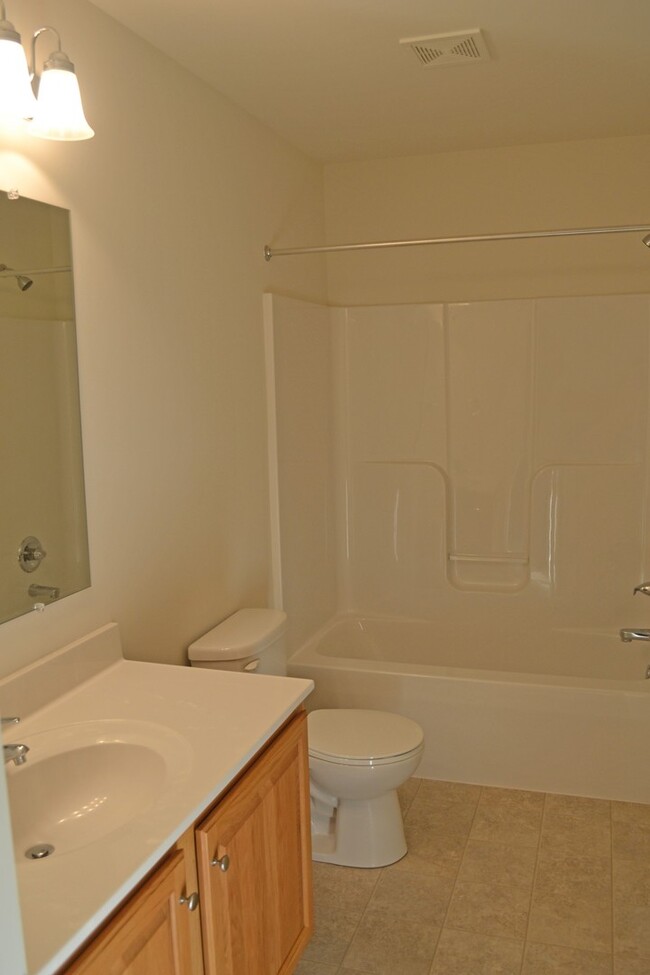 Building Photo - Maintenance Free 3 Bed 2.5Bath Townhome in...