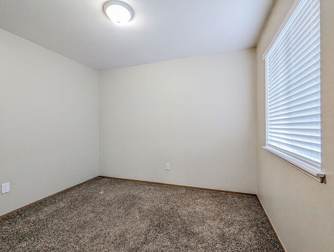 Building Photo - Move in Ready 3bd/2.5bth Townhome in great central location!