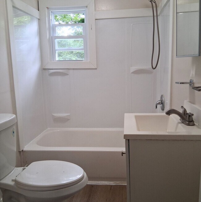 Building Photo - Lovely 3 Bedroom House FOR RENT in Fairfield Twp $1600
