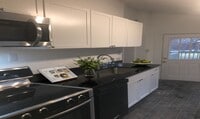 Building Photo - 4 Bed / 1.5 Bath - Renovated Home - Convenient Location