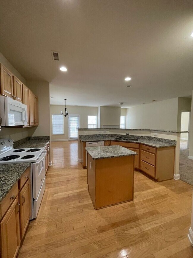 Building Photo - Lovely home in Pineville!