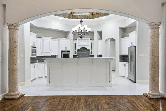 Building Photo - 2101 Miracle Point Dr