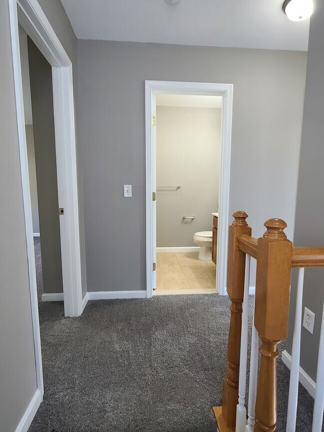 Building Photo - 3 bedroom,  2 1/2 bath town home in Waynesboro PA END UNIT
