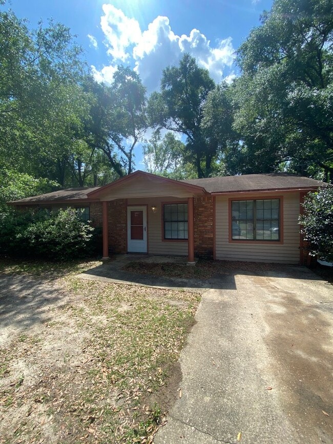 Building Photo - Gorgeous 3 Bedroom 2 Bathroom Single Family Home! Huge Fenced in Backyard!