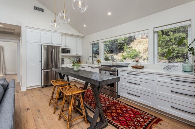 Building Photo - 727 Sonrisa St