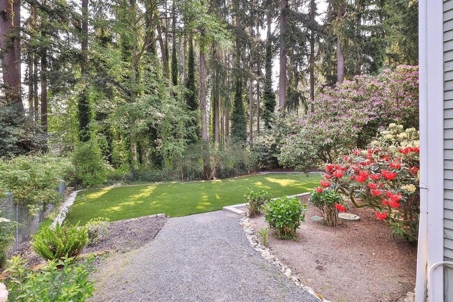 Building Photo - Remodeled Bellevue Home
