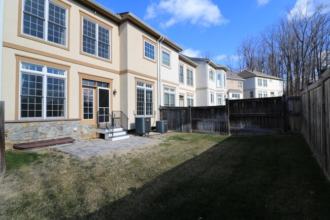 Building Photo - SHORT TERM LEASE AVAILABLE -- Luxury TH in Bethesda - 4 bed + 3.5 ba - Elevator TH in Gated commu...