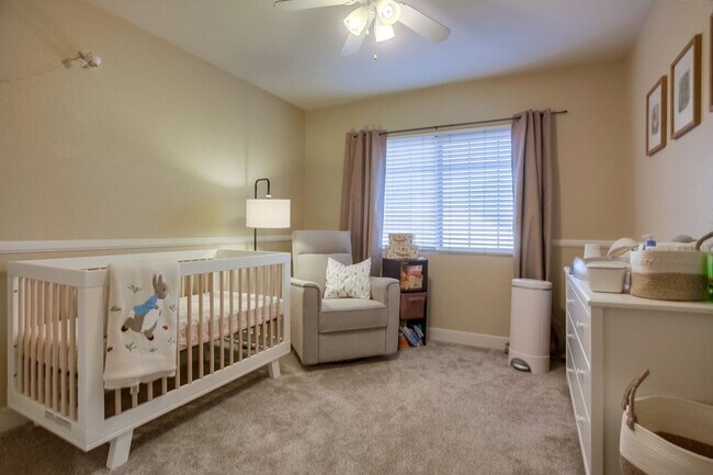 Building Photo - Beautiful, spacious 3 bedroom 2.5 bath hom...