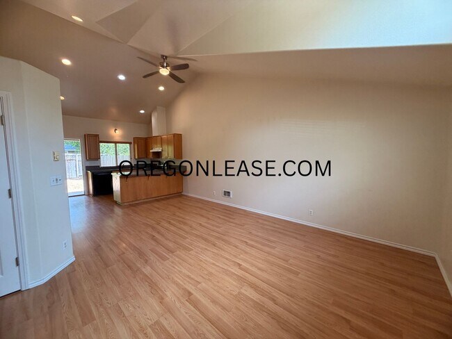 Building Photo - 2 Bedroom Duplex in North Eugene
