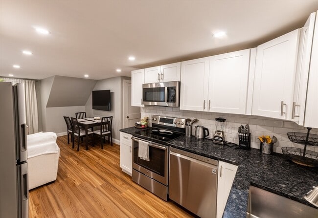 Building Photo - 32 Farmington St