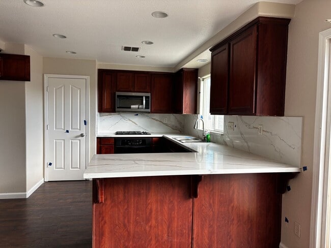 Building Photo - Newly Built Madera 4/3