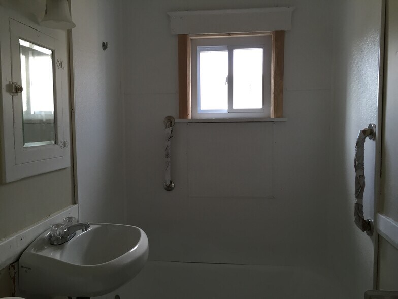 Building Photo - 50 Louis St