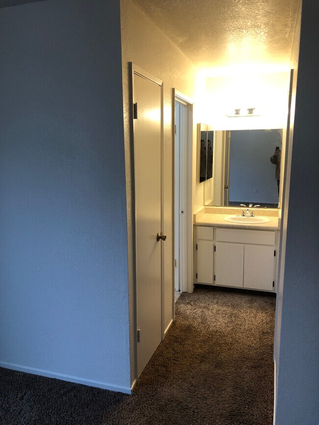 Building Photo - 25 W Swallow St