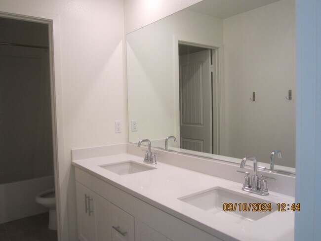 Building Photo - Luxury Townhome in Moreno Valley