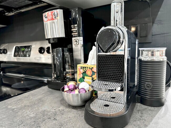 Building Photo - 5700 Saddlebrook Way