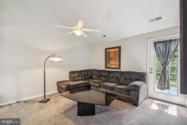 Building Photo - 102 Hunter's Way