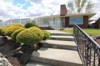 Building Photo - 4 BD, 4 BA House in Kennewick- Views of th...