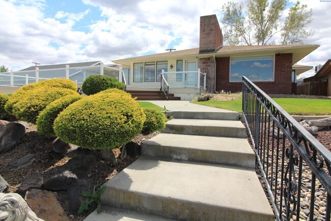 Primary Photo - 4 BD, 4 BA House in Kennewick- Views of th...