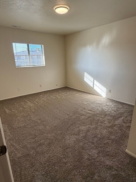 Building Photo - 3943 S 700 W