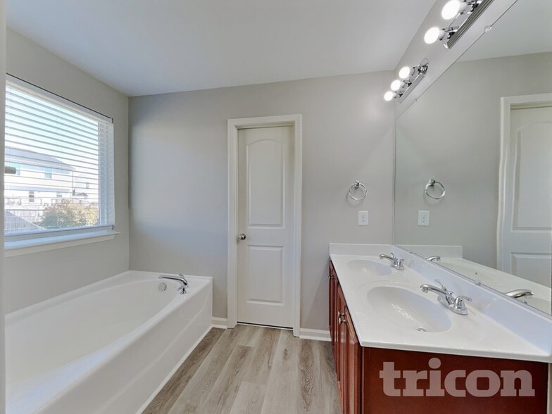 Building Photo - 4818 Kitledge Dr