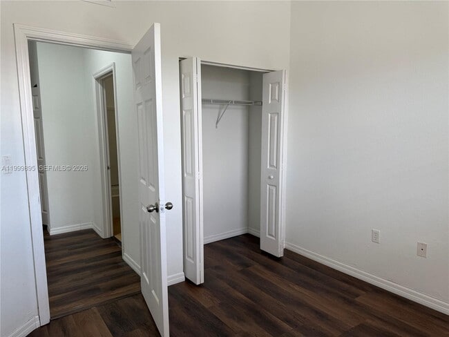 Building Photo - 8800 NW 107 Ct