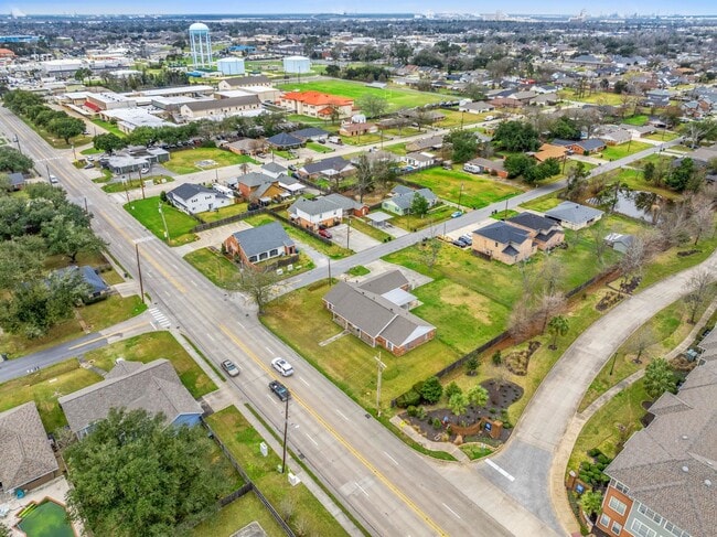 Building Photo - 1412 W McNeese St