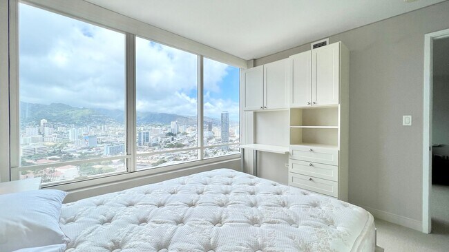 Building Photo - 2 BEDROOM HIGH FLOOR UNIT IN KAKAAKO
