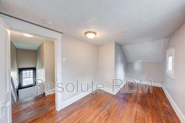 Building Photo - 110 N Riley Ave
