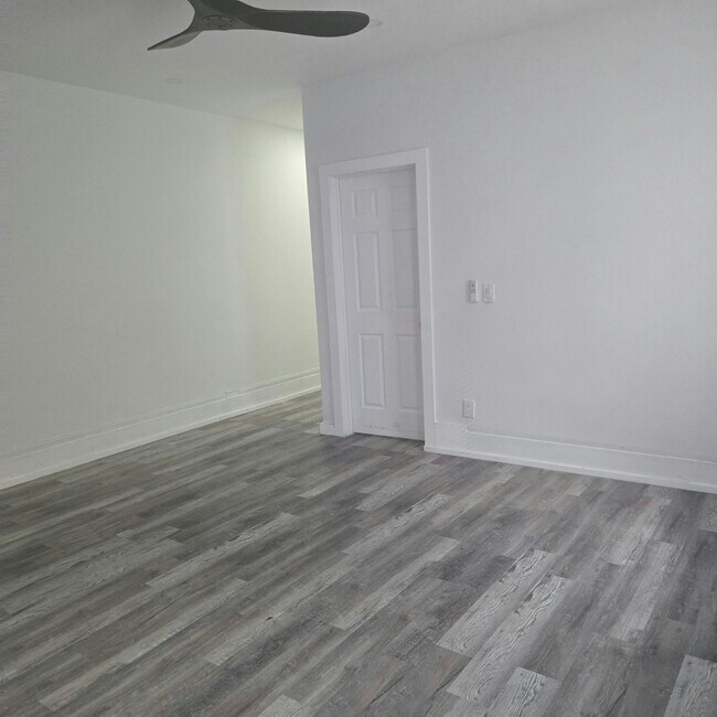 Building Photo - 1443 W 85th St