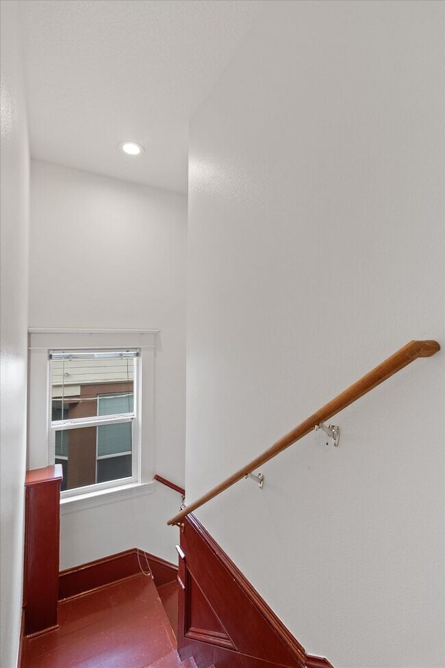 Building Photo - 1 Bedroom w/office space In Corbett/Lair H...