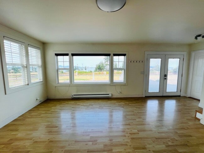 Building Photo - Beautiful 2 bedroom, + office/bonus room i...