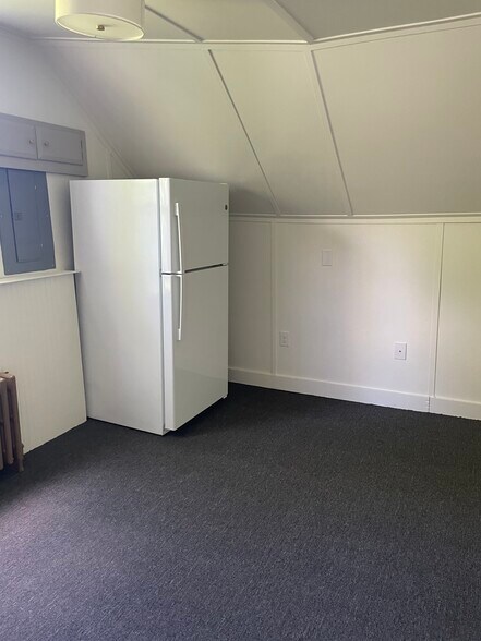 Building Photo - 133 W Pine St