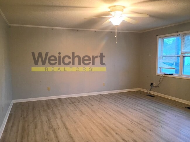 Building Photo - Convenient 3BR/1.5BA Duplex Near Schools and Shopping