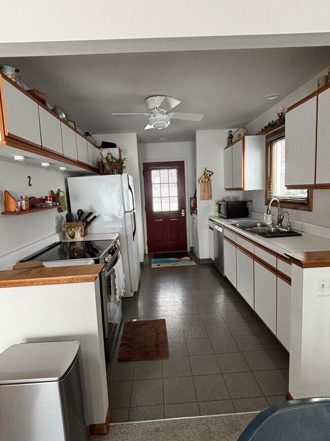 Building Photo - 5550 Joslin Dr
