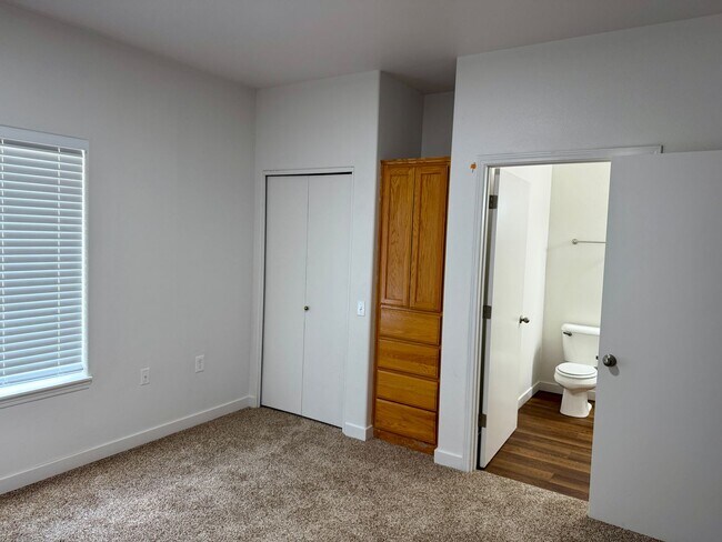 Building Photo - Amazing Remodel-5 Bed 3 bath duplex unit