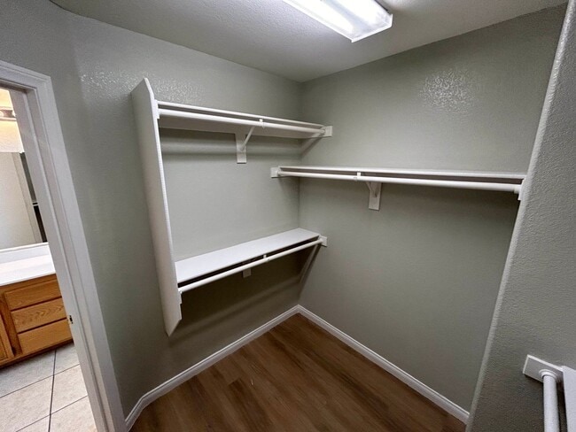 Building Photo - SW 2 story!