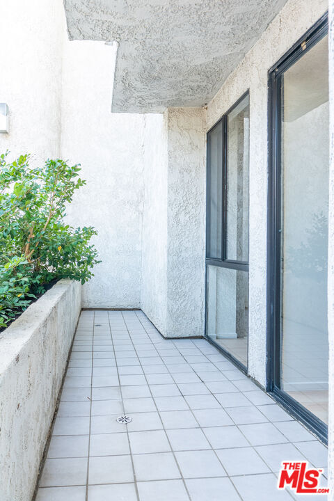 Building Photo - 10861 Moorpark St
