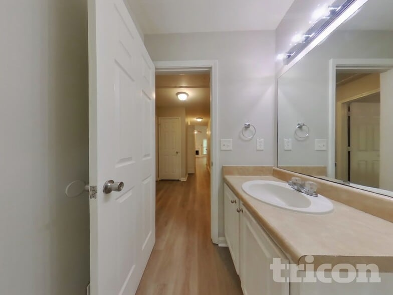 Building Photo - 450 Amsterdam Way