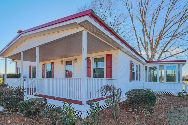 Building Photo - RENOVATED FARMHOUSE in Mt. Olive!