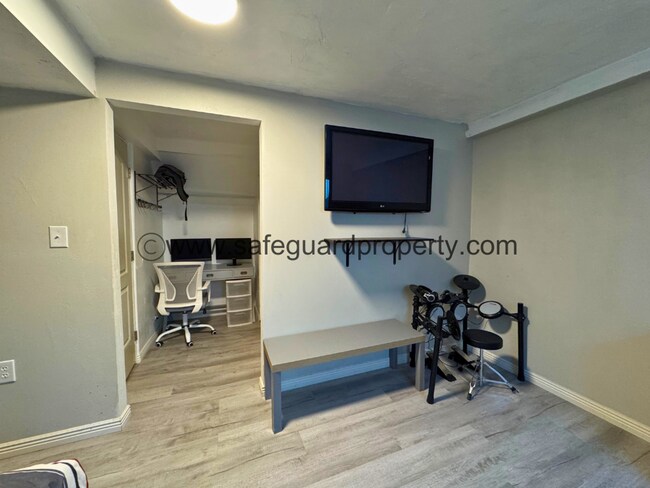 Building Photo - Welcoming Multi-Level Home for Rent in Wes...