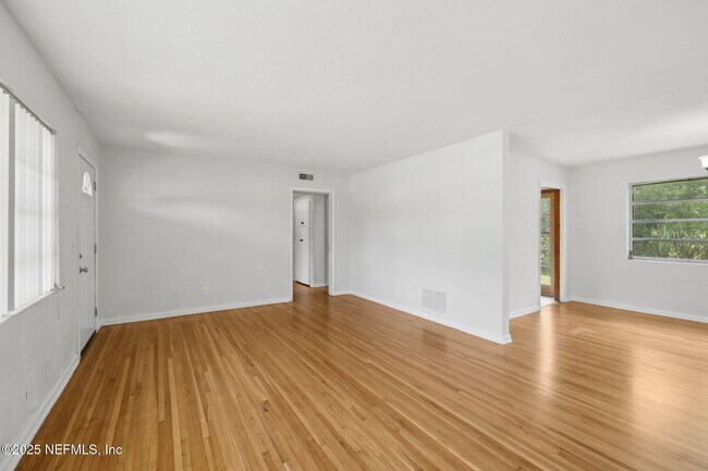 Building Photo - 3904 Via De La Reina