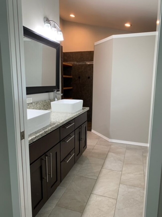 Building Photo - 3 bed/2 bath - Ready to Move In