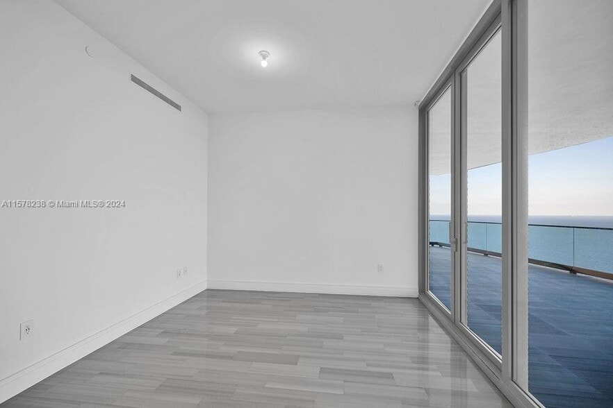 Building Photo - 17901 Collins Ave