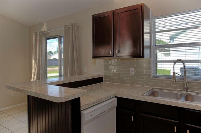 Building Photo - 6003 Oleander Dr