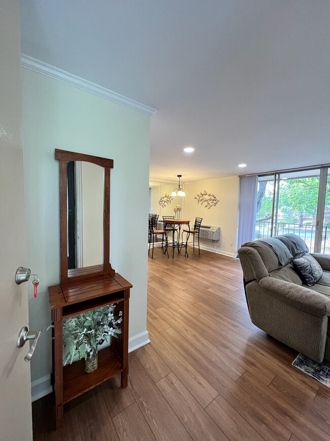 Building Photo - 1727 S Hawthorne Rd