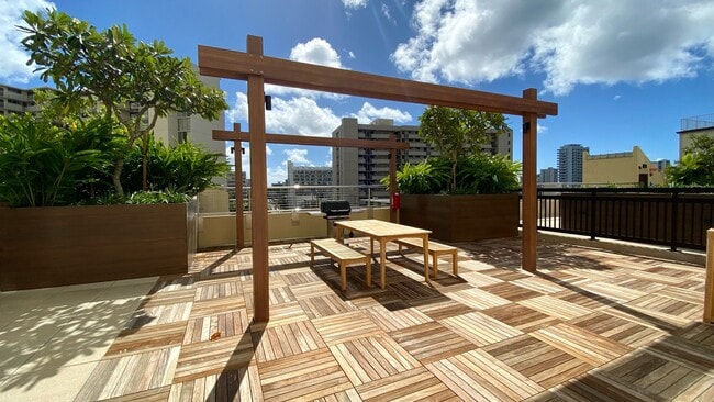 Building Photo - AVAILABLE NOW! STUDIO WITH 1 PARKING IN MAKIKI