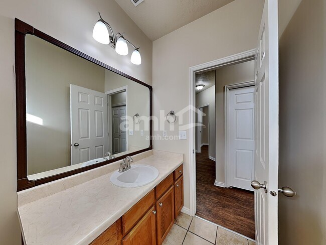 Building Photo - 738 Skipton Dr W